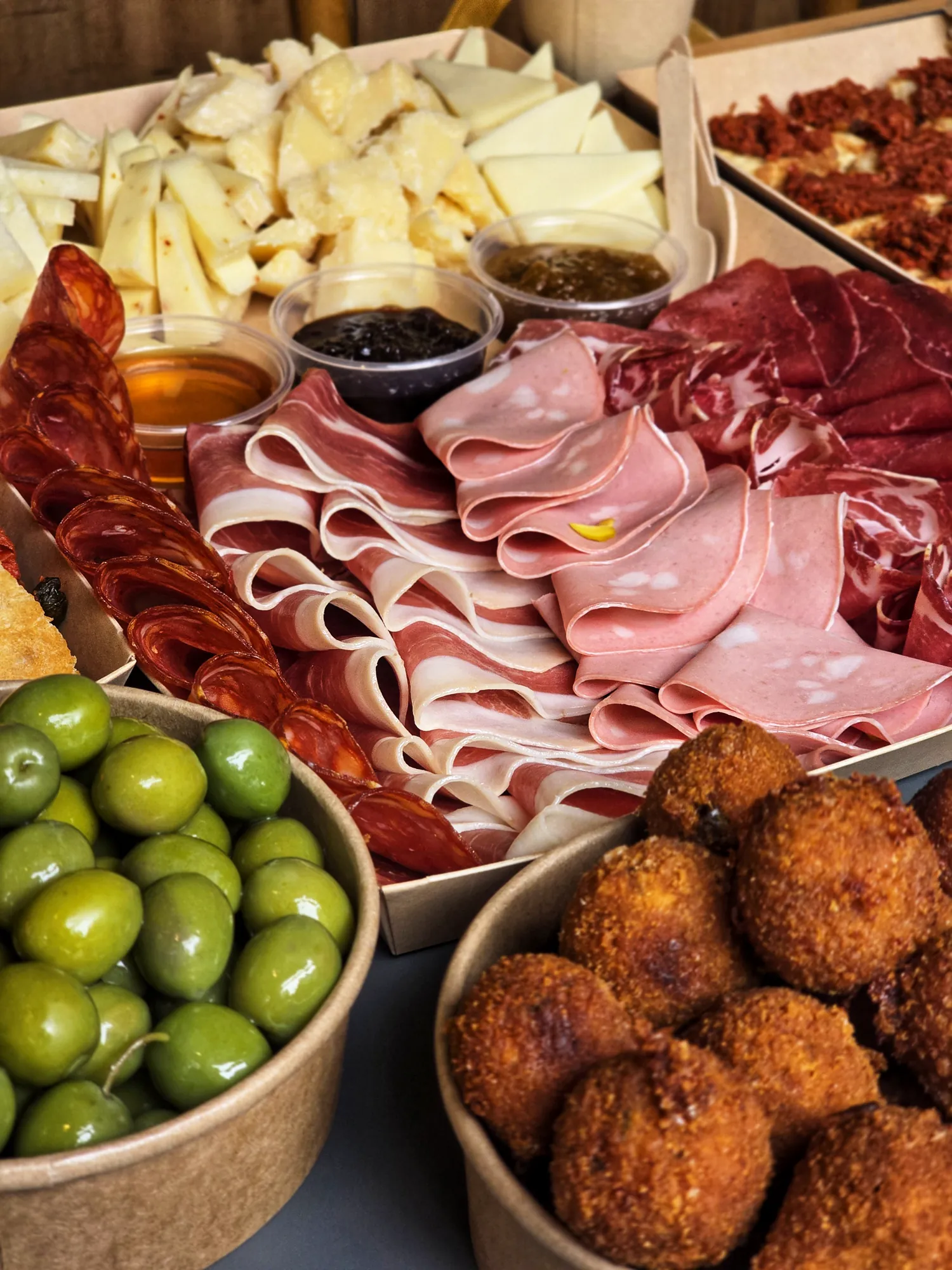 Apéro Classico Apéro Platte - italienische Antipasti, Salumi und Käse für 12–14 bites per person