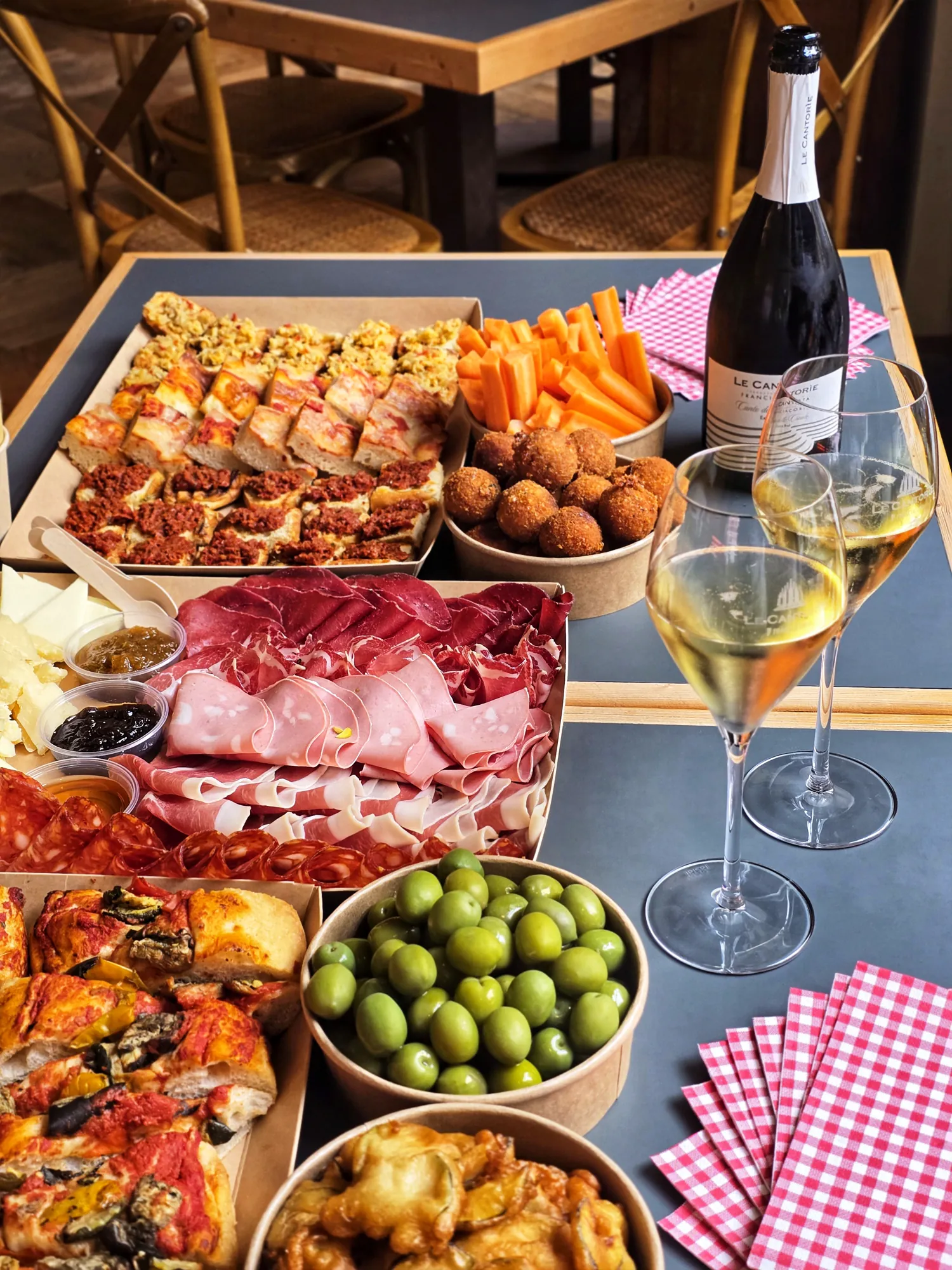 Apéro Grande Apéro Platte - italienische Antipasti, Salumi und Käse für 16–18 bites per person