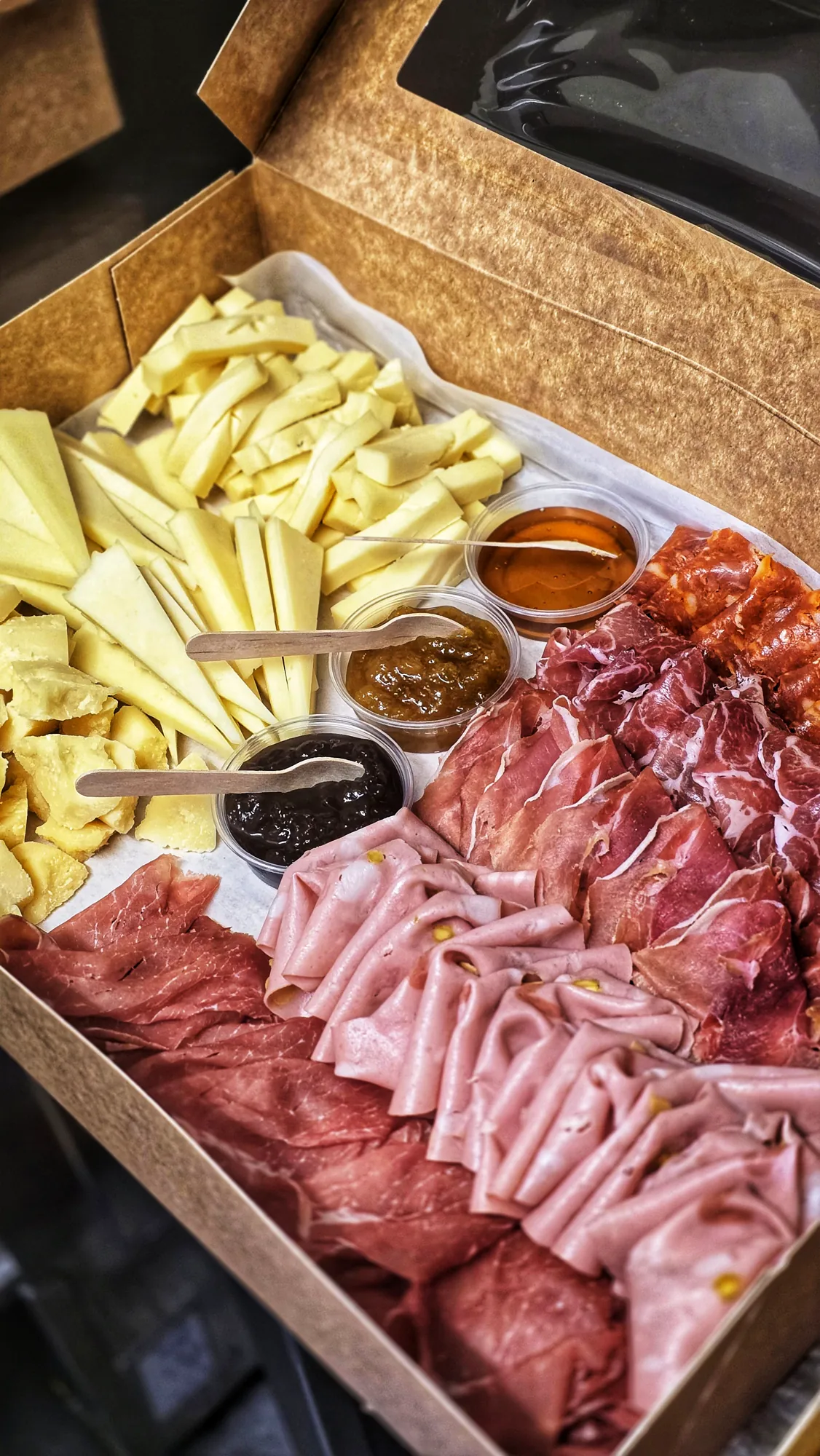 Apéro Piccolo Apéro Platte - italienische Antipasti, Salumi und Käse für 8–10 bites per person